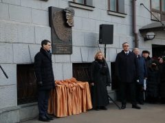 Неузнаваемая Елена Батурина открыла мемориальную доску в честь своего супруга — Юрия Лужкова