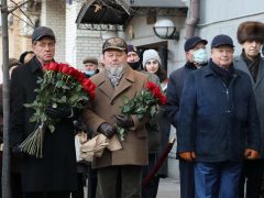 Неузнаваемая Елена Батурина открыла мемориальную доску в честь своего супруга — Юрия Лужкова