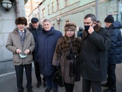 Неузнаваемая Елена Батурина открыла мемориальную доску в честь своего супруга — Юрия Лужкова