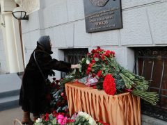 Неузнаваемая Елена Батурина открыла мемориальную доску в честь своего супруга — Юрия Лужкова