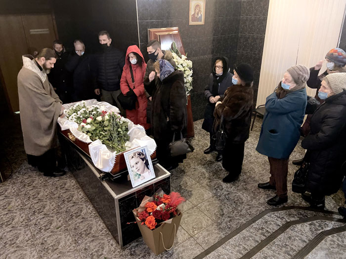 Нину Георгиевну Иванову отпел иеромонах Августин