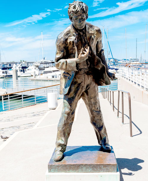 Статуя на пирсе в Окленде (Калифорния, США)