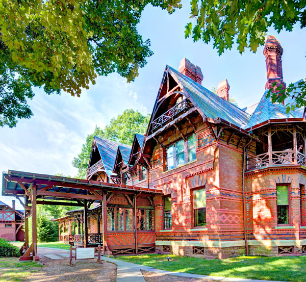 Дом в Хартфорде (штат Коннектикут), в котором семейство литератора проживало до 1903 года, был продан за долги. Сегодня здесь музей