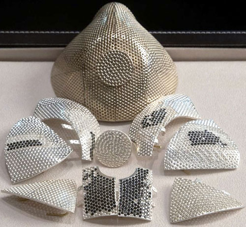 Богатый китаец заказал ювелирному дому Yvel такую разборную защитную маску из 18-каратного белого золота с респираторными фильтрами