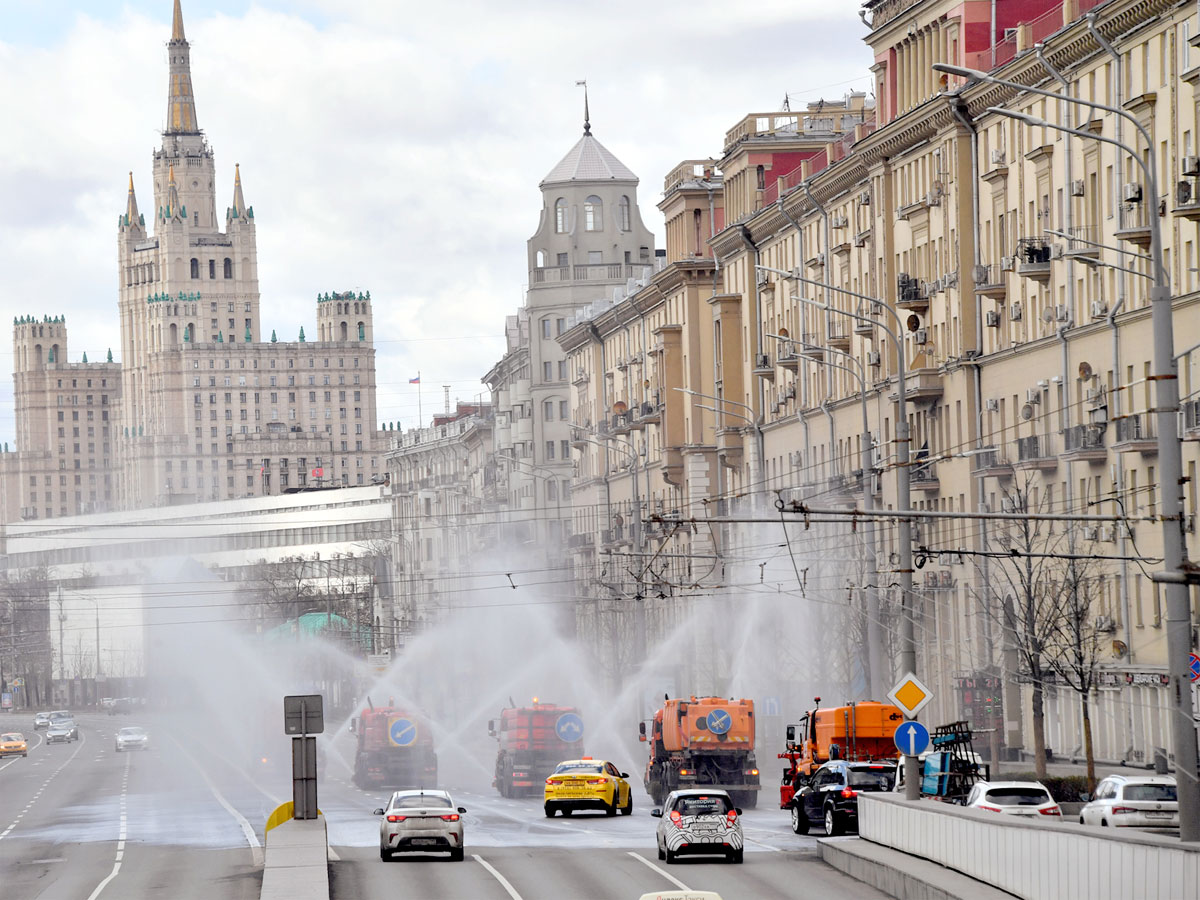 Московские улицы дезинфицируют с маниакальной настойчивостью, хотя иммунологи уверяют, что делать это не нужно