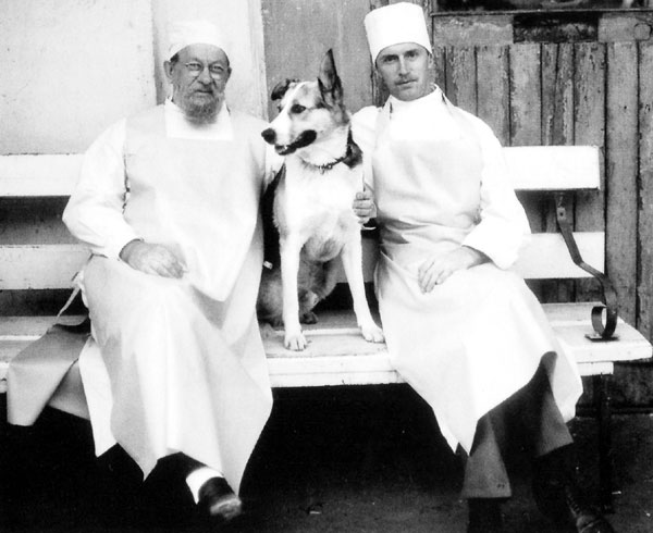 Плотников на съемках «Собачьего сердца» с Евгением Евстигнеевым и милицейским псом Караем