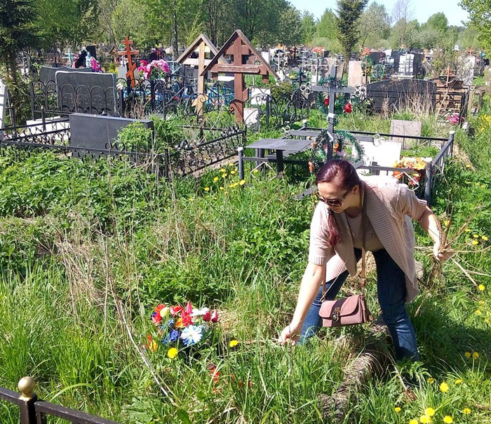 Когда родные нашли могилу Руднева, там не было даже таблички - только заросли и мусор