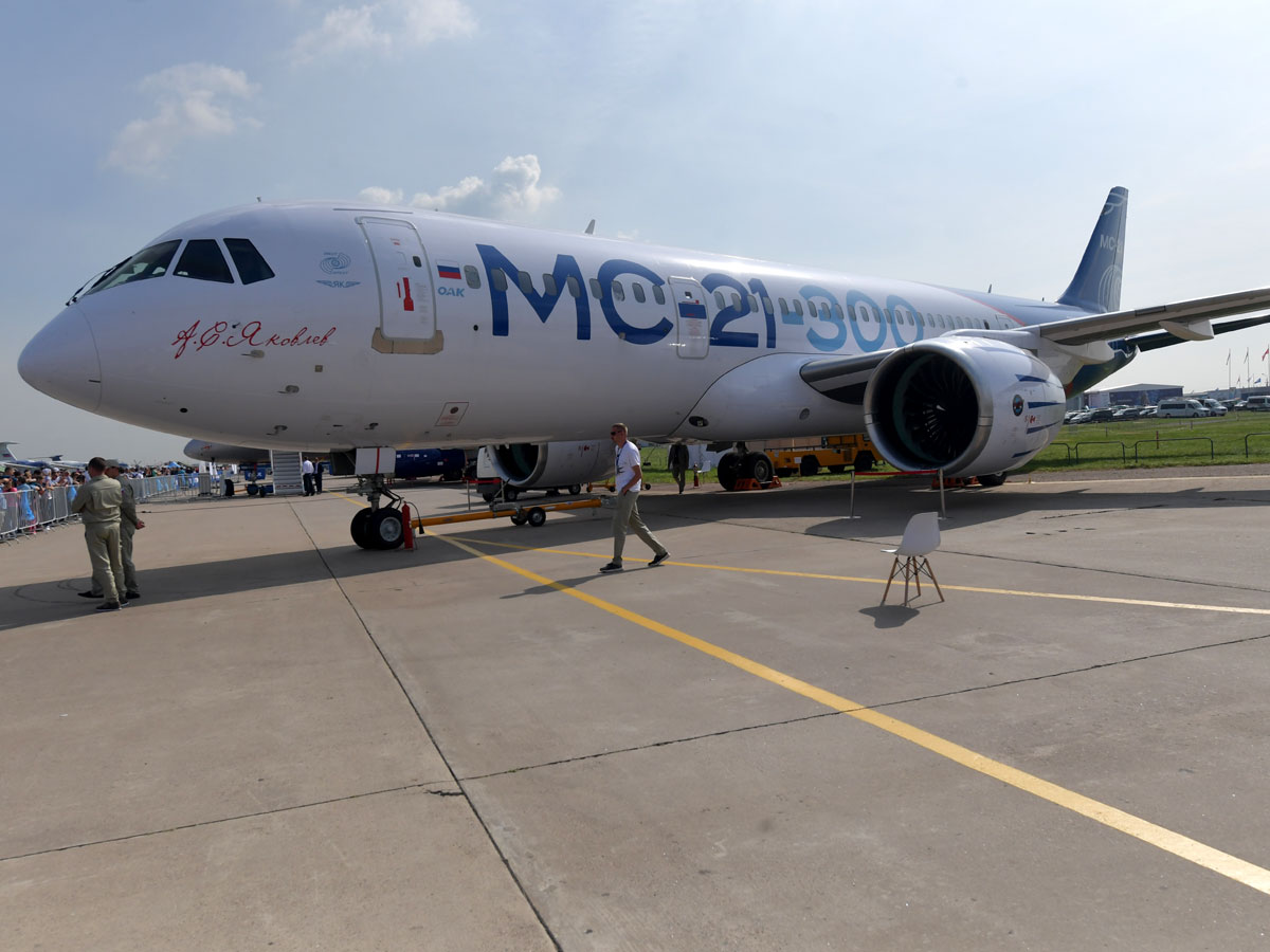 Узкофюзеляжный пассажирский самолет МС-21 «Магистральный самолет XXI века» совершил первый полет