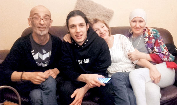 Андрей Миансаров (слева) с сыном Андреем, женой Ларисой и первой супругой Сапунова Ниной (вторая слева)