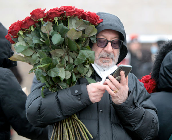 Евгений Маргулис на траурную церемонию пришел с большим букетом роз