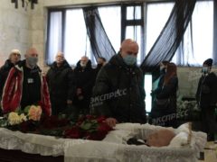 Сергей Мазаев у гроба Андрея Сапунова
