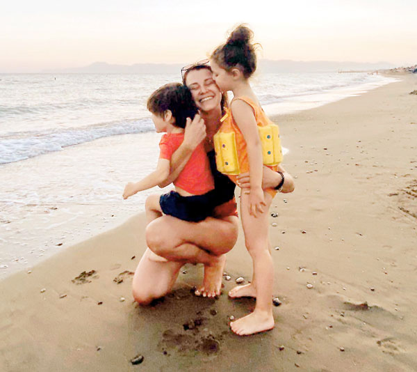 Жена Саша с их с Денисом детьми - Ваней и Мирой
