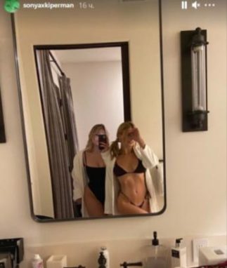 Соня Киперман отлично выглядит в черном бикини. Рядом с девушкой позирует ее подруга в слитном купальнике