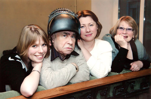 Михаил Светин с внучкой, дочерью и женой