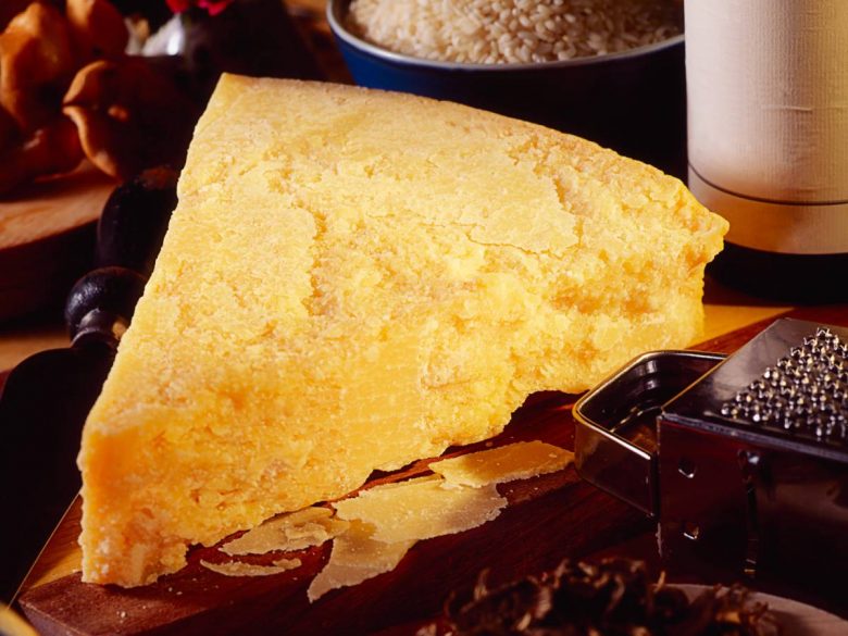 сыр в светофоре. различные сорта сыра.