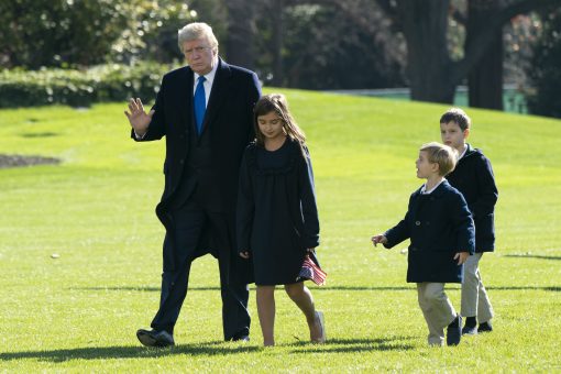 Президент США Дональд Трамп с внуками Теодором, Джозефом и Арабеллой Кушнер