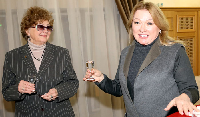 Жена генерала Шаманова Людмила выпила за здоровье со звездой фильма «Офицеры» Алиной Покровской