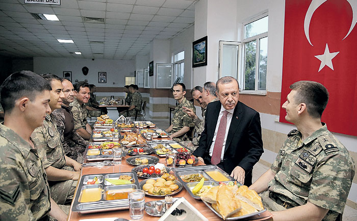 Реджеп Эрдоган поднимает боевой дух армии вкусным пайком, что считается верной смертью при ранении в живот