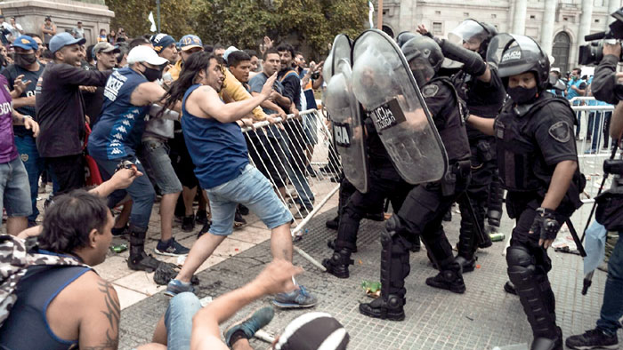 Желающих проститься с Диего было настолько много, что особо буйных пришлось разгонять с помощью полиции