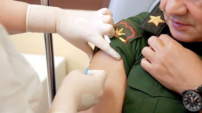 Министр обороны России Сергей Шойгу привился российской вакциной «Спутник V» в числе первых