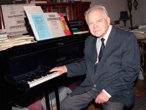 Чудо после смерти: почему главного композитора СССР Хренникова похоронили в палисаднике его дома