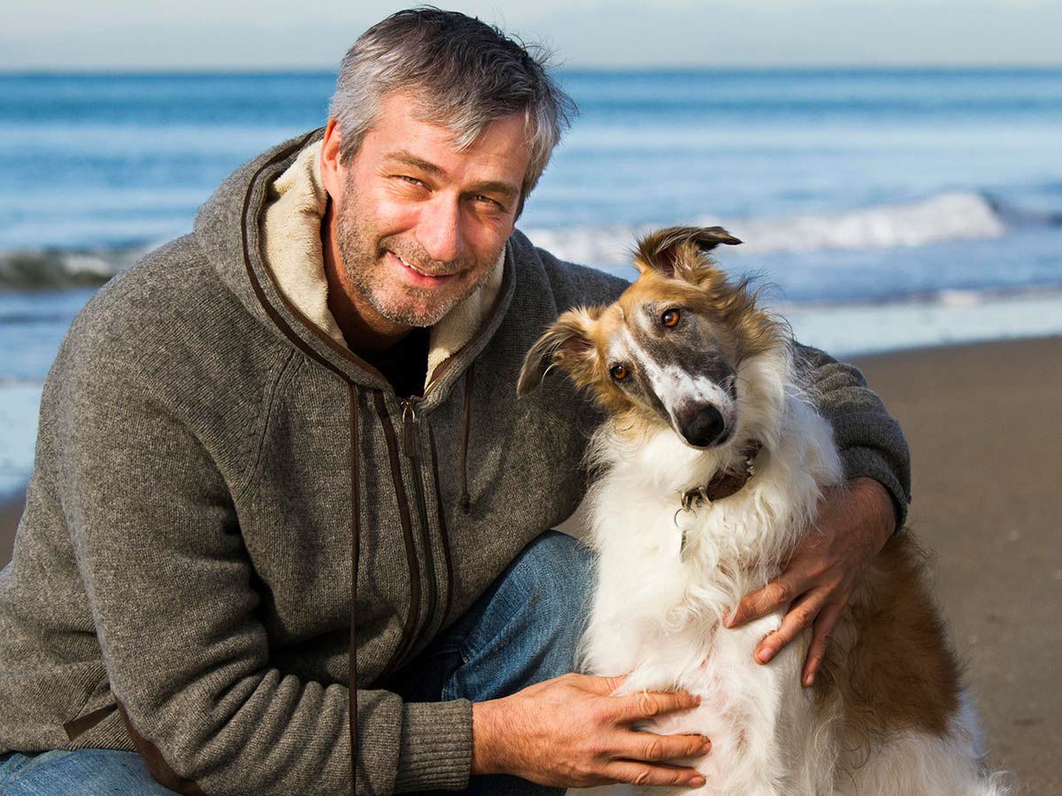 пес поддержал хозяина, сломавшего ногу, мастерски копируя его походку