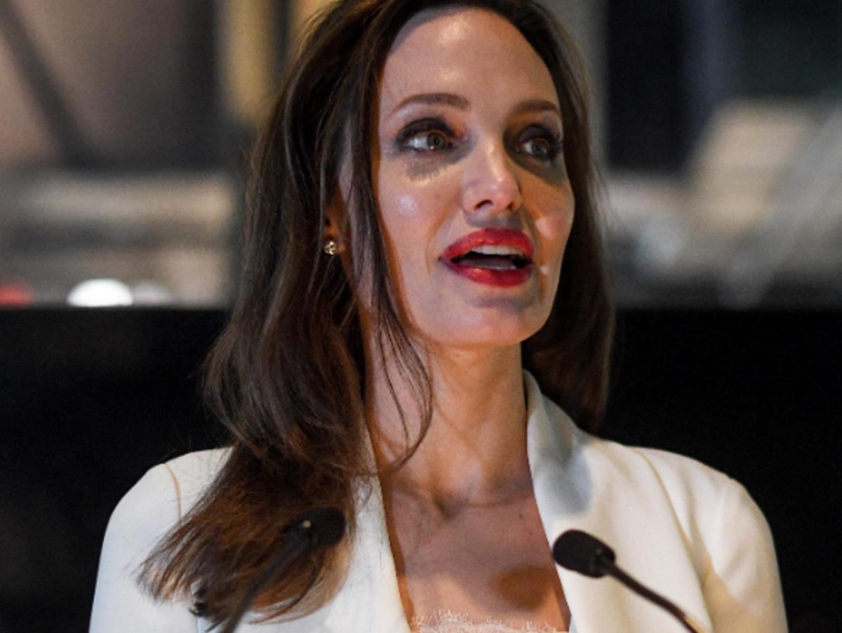 Младшая дочь Джоли поразила неряшливым видом