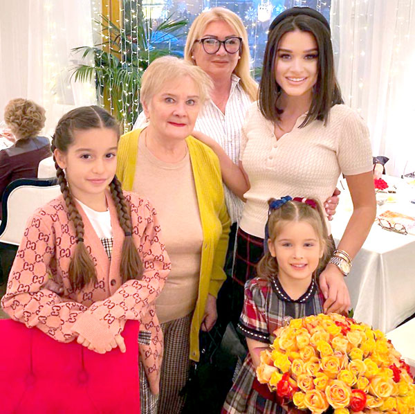 Ксения Бородина с дочками, бабушкой Галиной Ивановной и мамой Инной