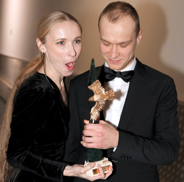 Юрий Борисов смущенно принял награду, а его жена Анна уже знает, что, позируя фотографам, надо принять эротичную позу и улыбнуться в 33 зуба