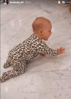 Дочь Костенко уверенно исследует дом