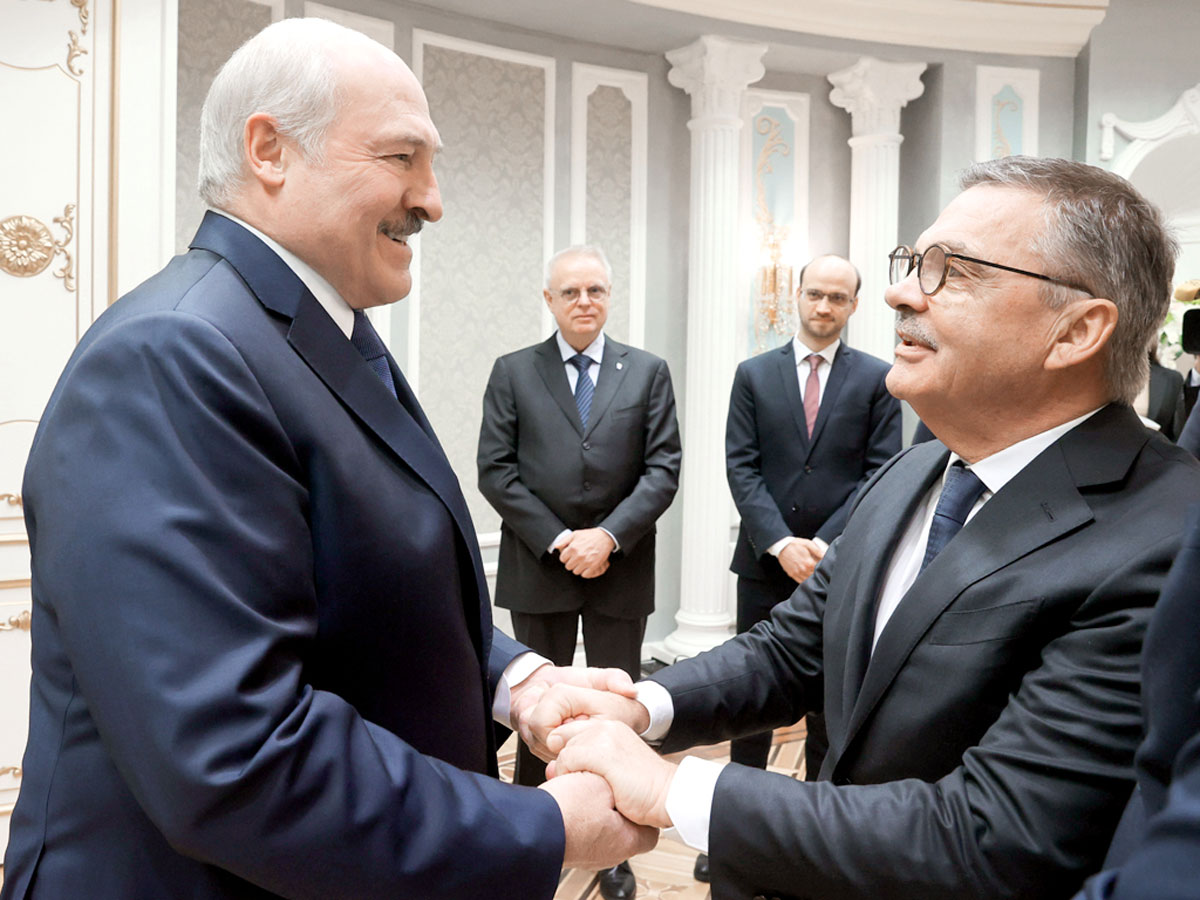 Рене Фазель протянул руку Лукашенко, а потом ее отдернул
