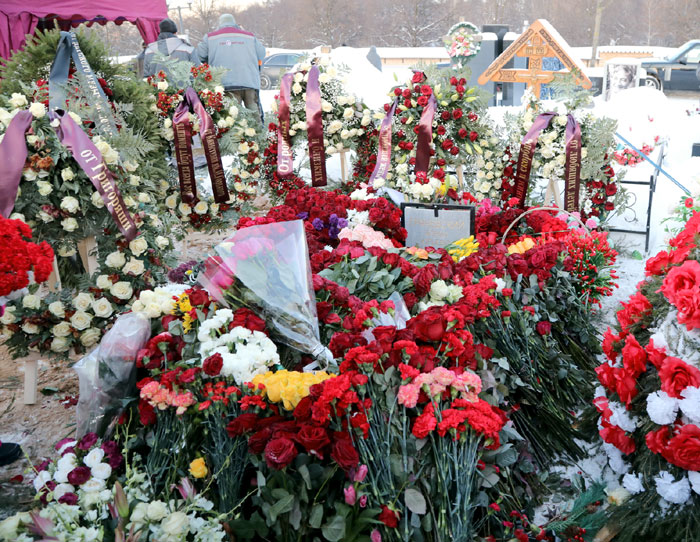 Могила Бориса Юрьевича на Троекуровском кладбище утонула в цветах