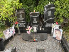 Вся семья вместе: могила Александра Дедюшко спустя 13 лет со дня трагической гибели. Фото: Экспресс газета