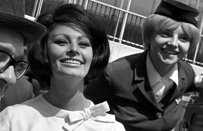 Москва. X Московский международный кинофестиваль. Киноактрисы Софи Лорен и Наталья Кустинская (слева направо) в аэропорту Шереметьево