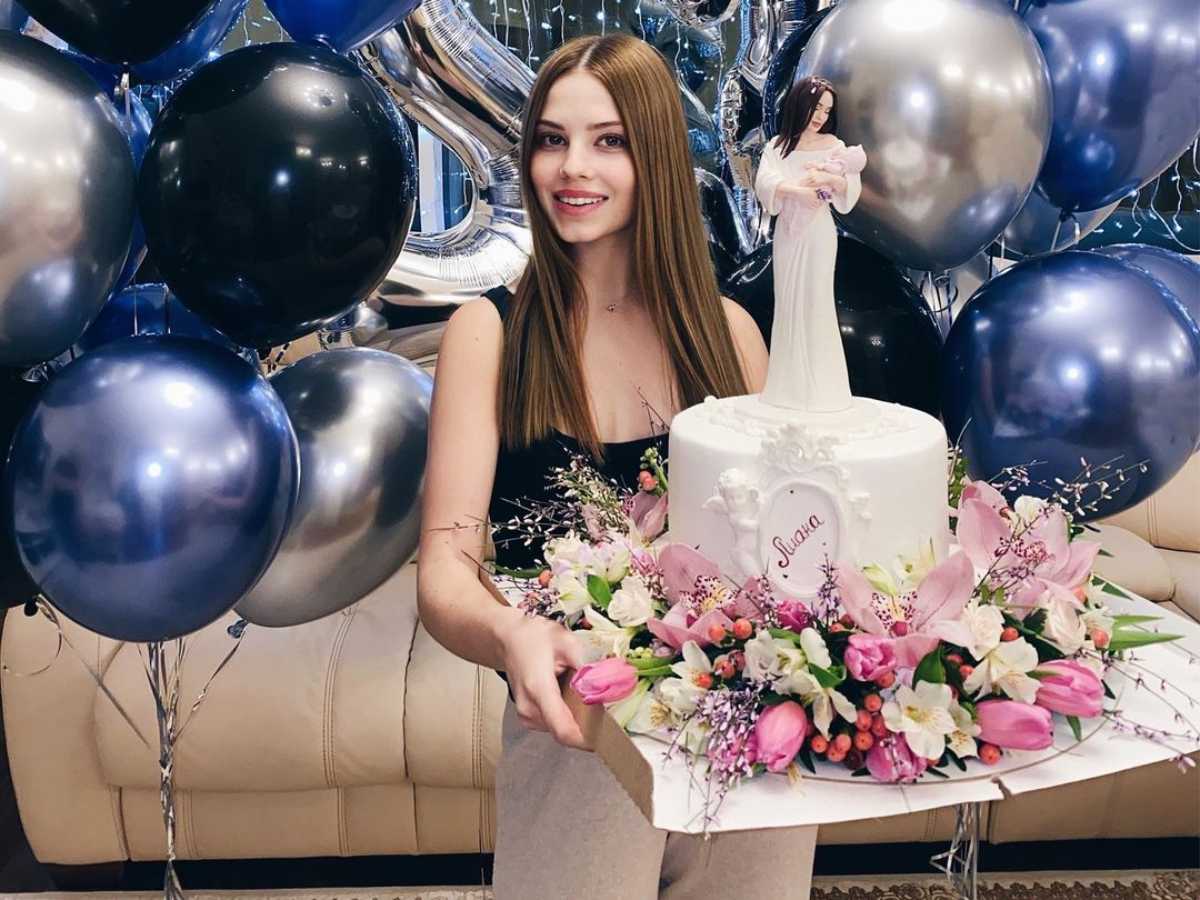 Арсений Шульгин подарил жене торт с живыми цветами