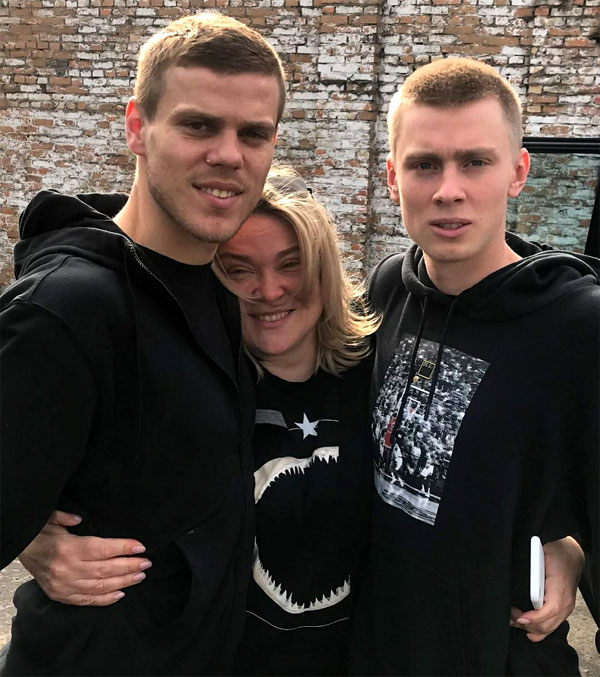 Александр Кокорин (слева) с мамой и младшим братом Кириллом