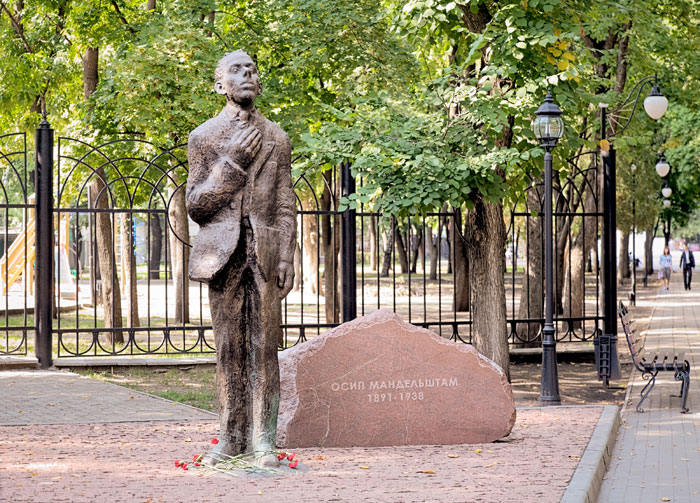Памятник поэту в Воронеже, где он жил во время ссылки и написал сборник «Воронежские тетради»