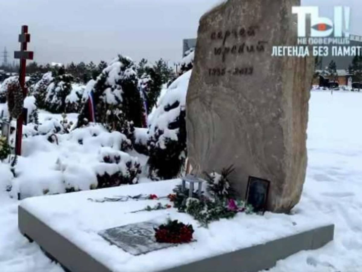 Памятник на могиле Сергея Юрского