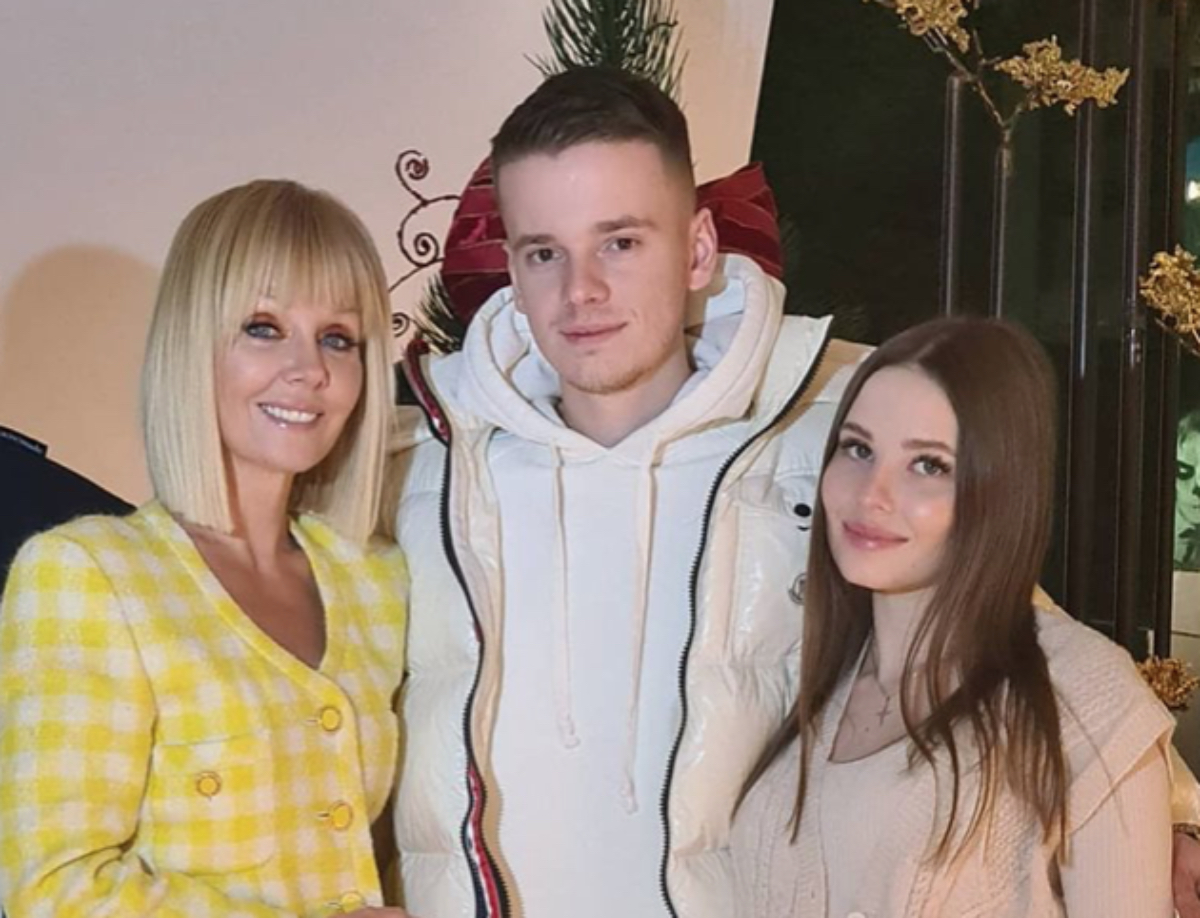 Певица Валерия с сыном и невесткой