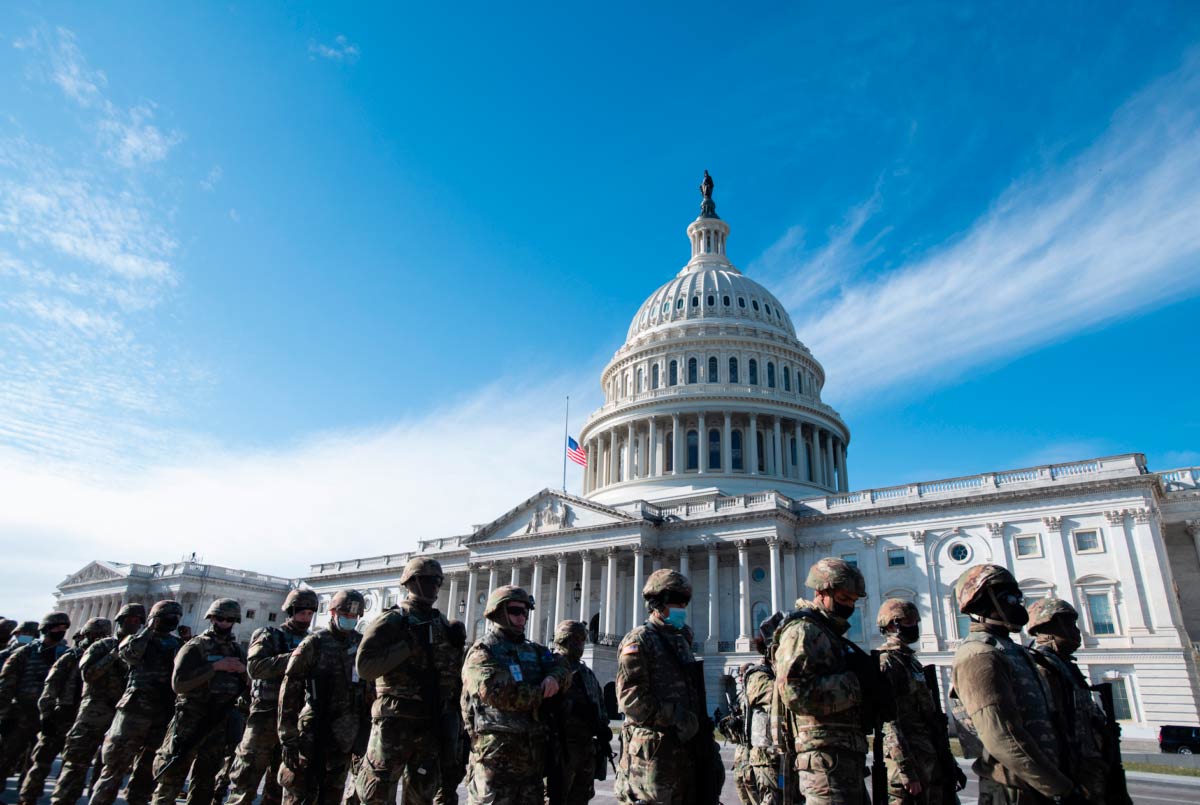 на Капитолийском холме идет подготовка: ограждения, колючая проволока и военные посты