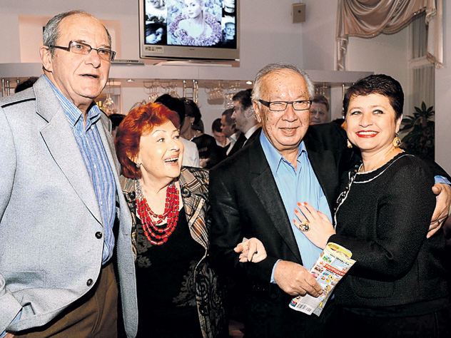 Алла Яковлевна и Стахан Мамаджанович (в центре) с друзьями Эммануилом Виторганом и Ириной Млодик