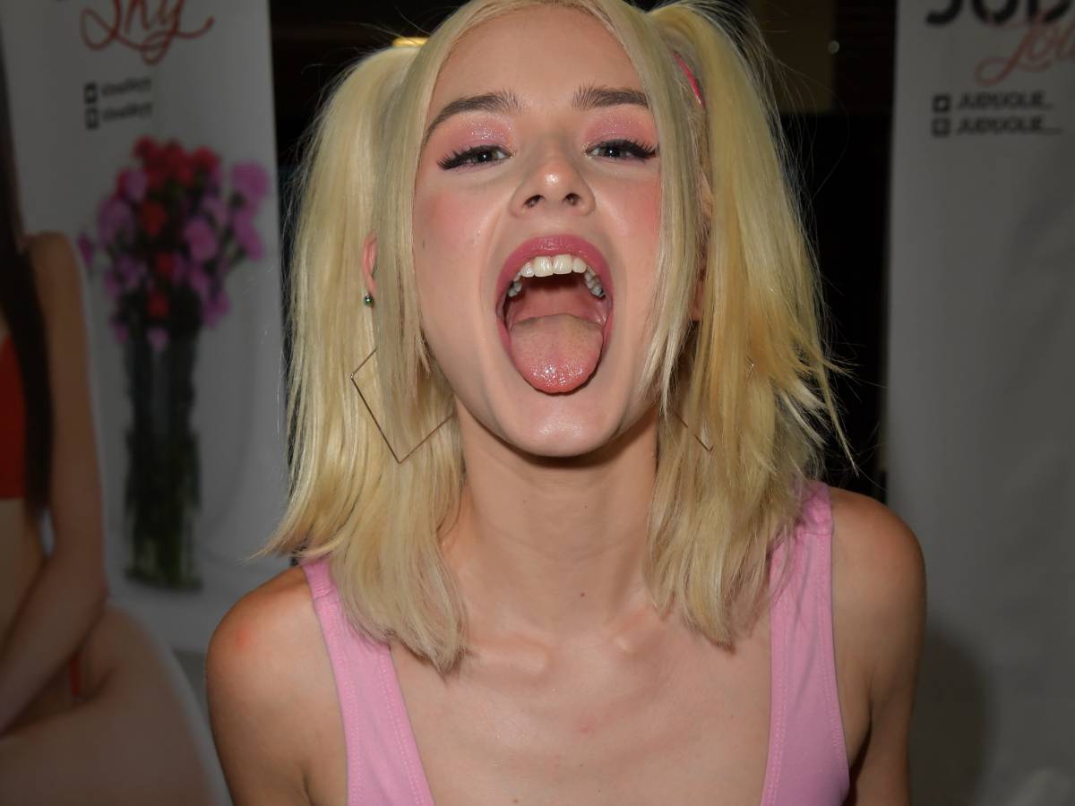 Участница оргии