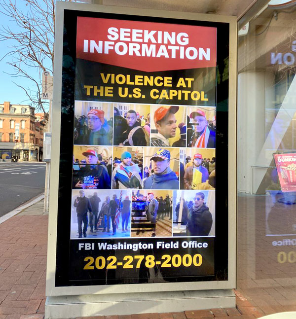 Объявления ФБР на автобусных остановках о розыске подозреваемых в захвате Капитолия. Представьте вонь, если бы подобное объявление о митингующих бузотерах повесили в России!