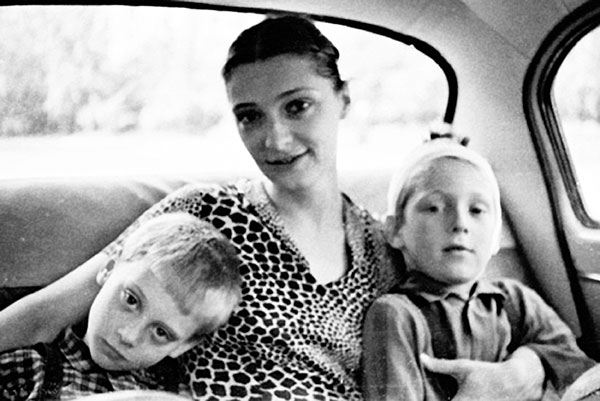 Людмила с детьми - Аркадием и Никитой