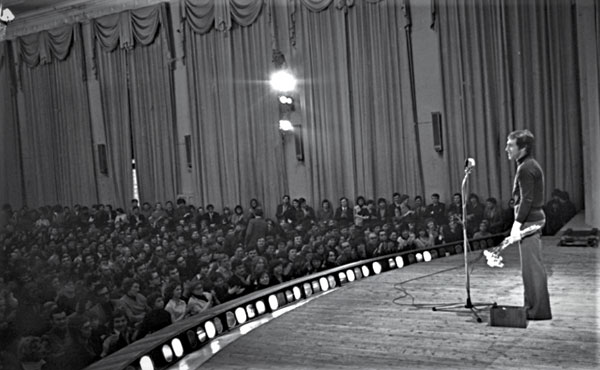 Высоцкий на сцене Бауманского