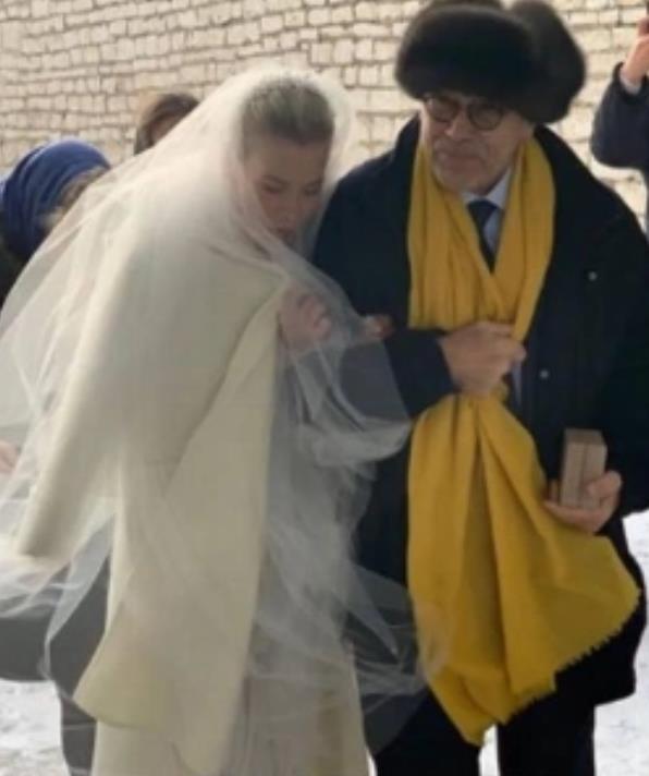 Высоцкая показала кадр в свадебном платье