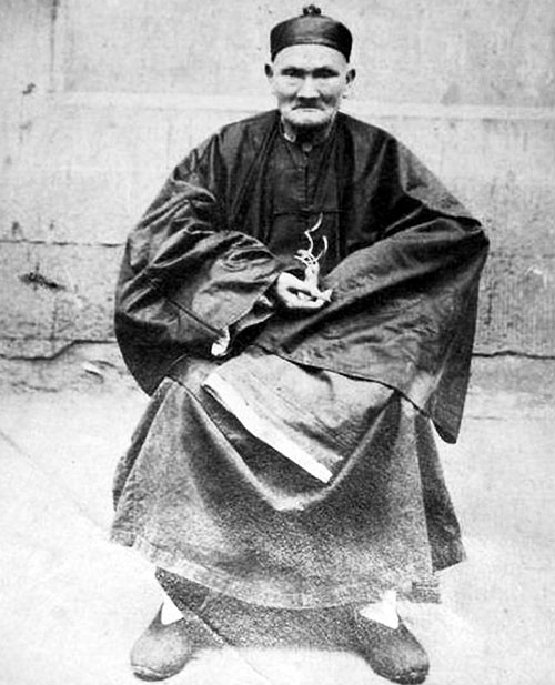 256-летний мастер Ли со своим любимым корнем женьшеня