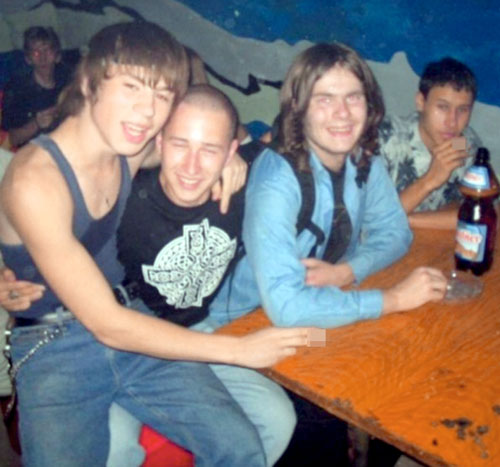 Федя Белогай (слева) юность в Бердске вспоминает как грандиозную пьянку. Все помнят, что он творил, кроме него самого