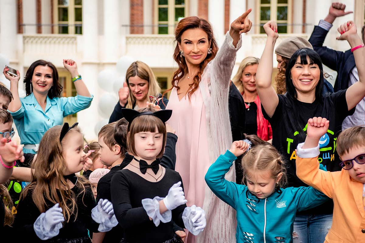 Эвелина Блёданс с детьми
