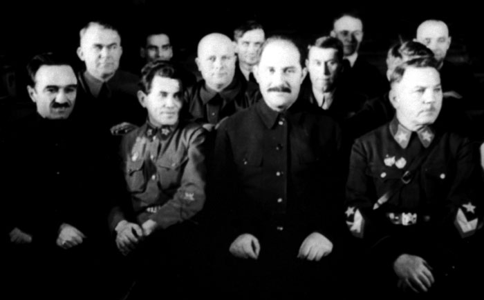 Народный комиссар пищевой промышленности СССР Анастас Иванович Микоян, народный комиссар внутренних дел СССР Николай Иванович Ежов, народный комиссар тяжелой промышленности СССР Лазарь Моисеевич Каганович и народный комиссар обороны СССР Климент Ефремович Ворошилов (слева направо на первом плане) на первой сессии Верховного Совета СССР первого созыва